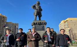 Почетный караул у памятника А.Покрышкина
